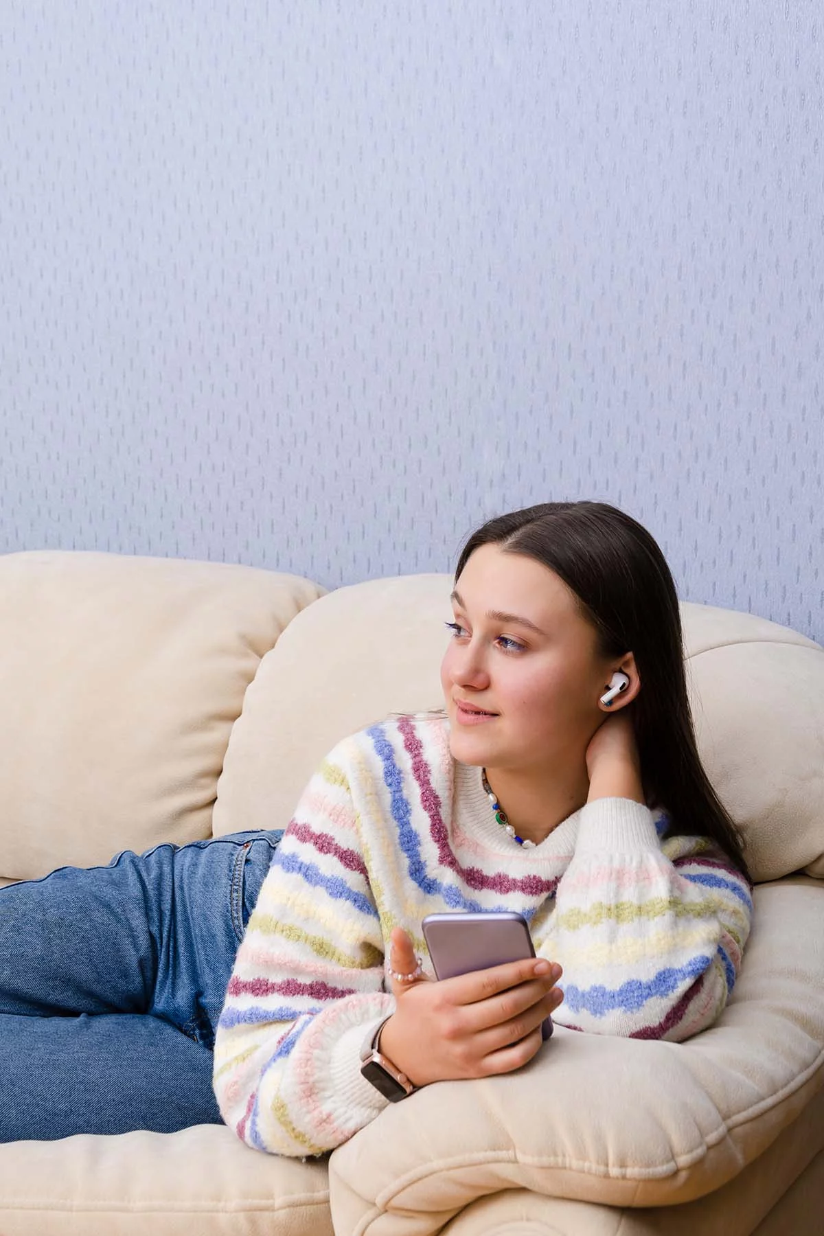 Dreamy fashionable creative teenager girl relaxing qwqhnf9.jpg